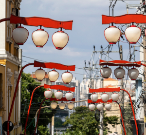 Straße mit roten Laternen im Stadtteil Liberdade in São Paulo, Brasilien.