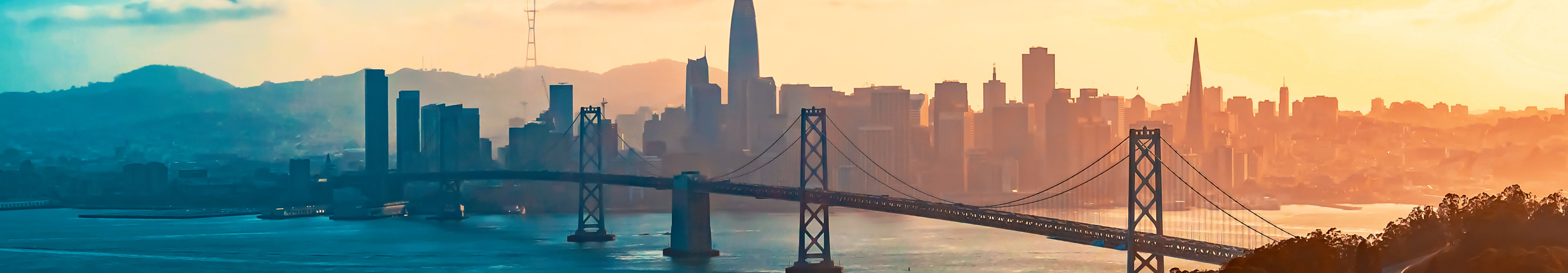 Stadtteile mit einer Brücke verbunden bei Sonnenuntergang