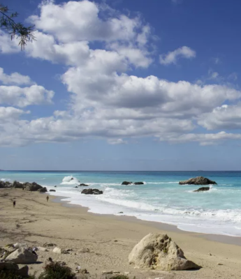 Sonnenuntergang &uuml;ber dem Meer mit ruhigen Wellen und orangefarbenem Himmel.