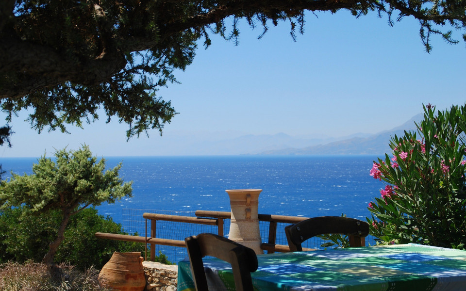 Tisch mit Meerblick auf Rhodos