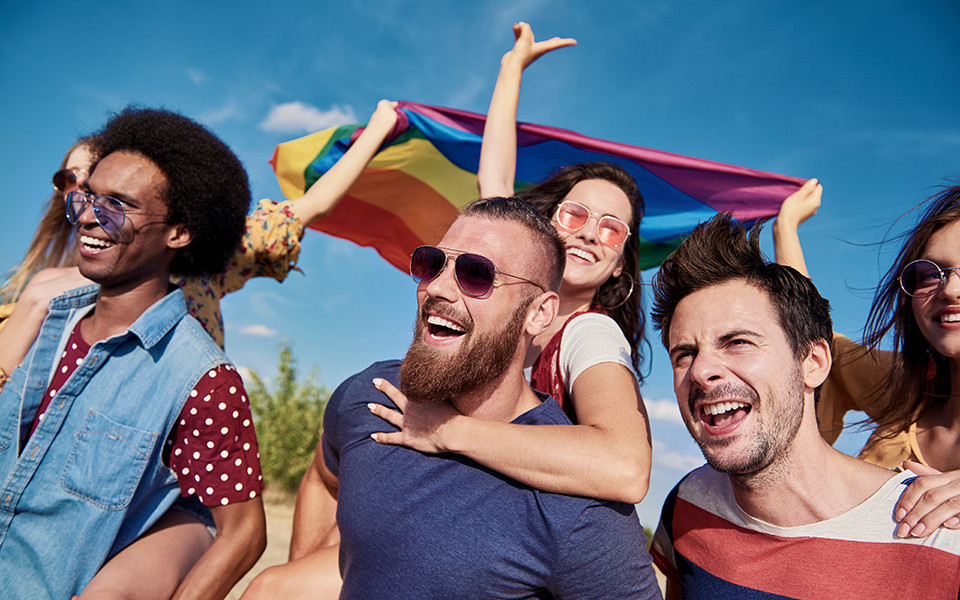 Freunde mit Regenbogenflagge in San Francisco