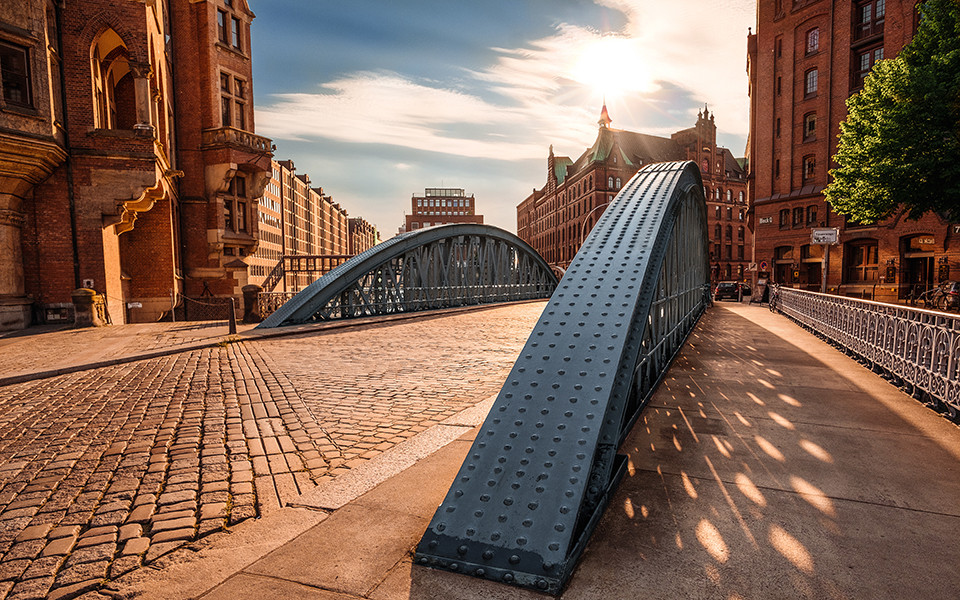 Stahlbr&uuml;cke in der Speicherstadt von Hamburg bei Sonnenuntergang.