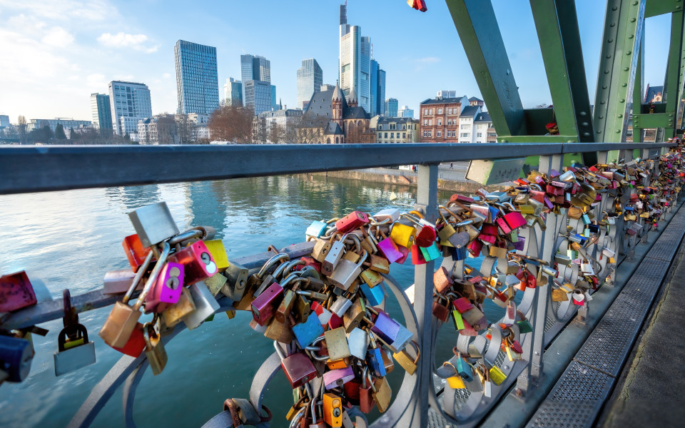 Liebesschl&ouml;sser am Eisernen Steg am Main und Wolkenkratzer-Skyline - Frankfurt, Deutschland
