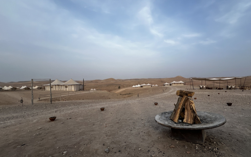 Feuerschale mit Sitzm&ouml;glichkeiten in der W&uuml;ste Agafy in Marokko