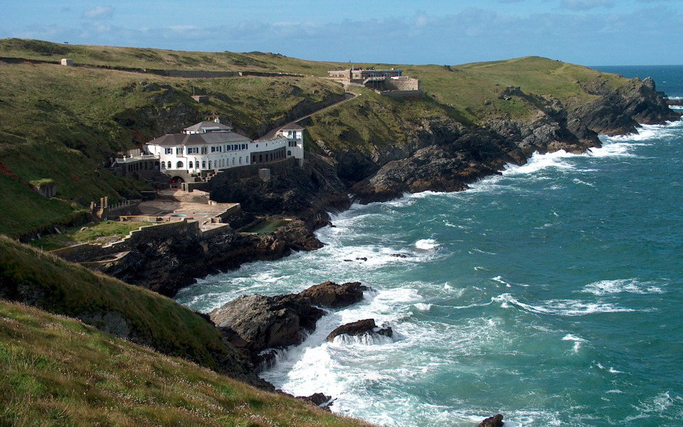 Sch&ouml;nes Haus gebaut in einer Klippe in Cornwall