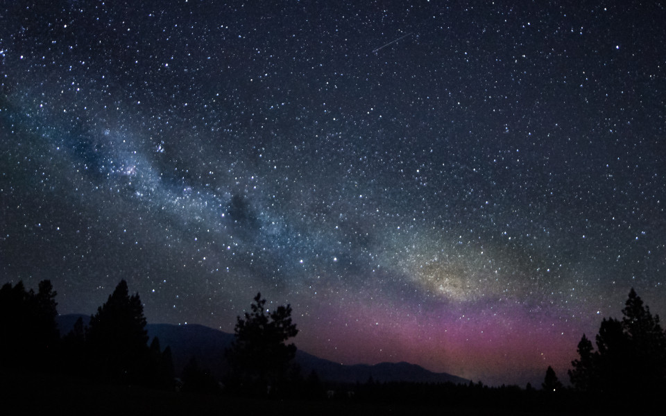 Milchstra&szlig;e und Aurora australis im Aoraki Mt. Cook Dark Sky Reserve auf Neuseeland zum Silvesterabend. 