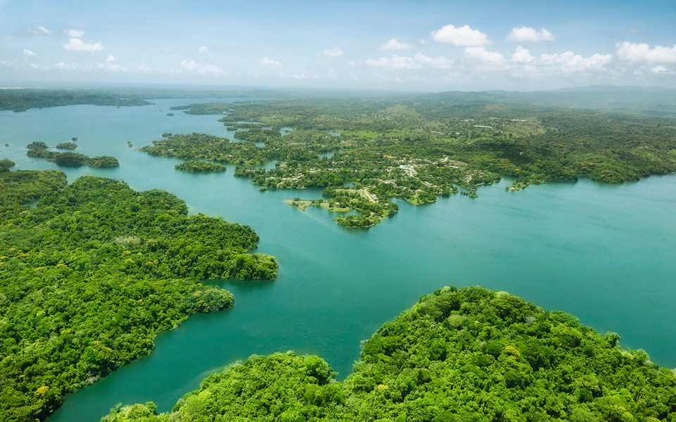 Luftaufnahme des Panamakanals auf der Atlantikseite in Mittelamerika