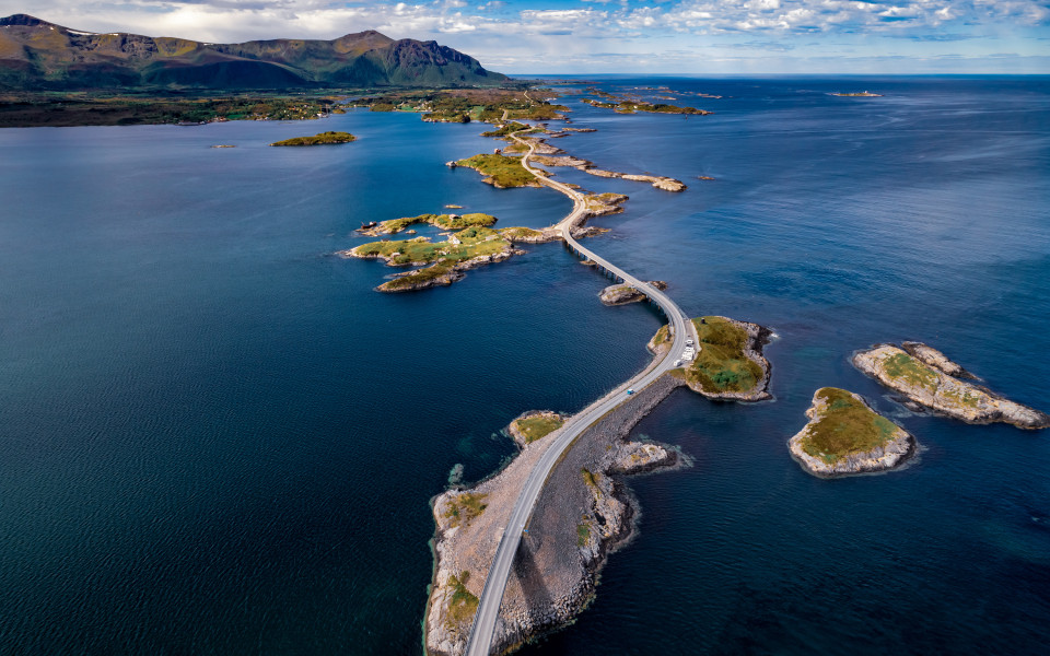 Die Atlantikstra&szlig;e in Norwegen schl&auml;ngelt sich &uuml;ber mehrere kleine Inseln und Br&uuml;cken durch das Meer und verbindet das Festland mit der Insel Aver&oslash;ya.