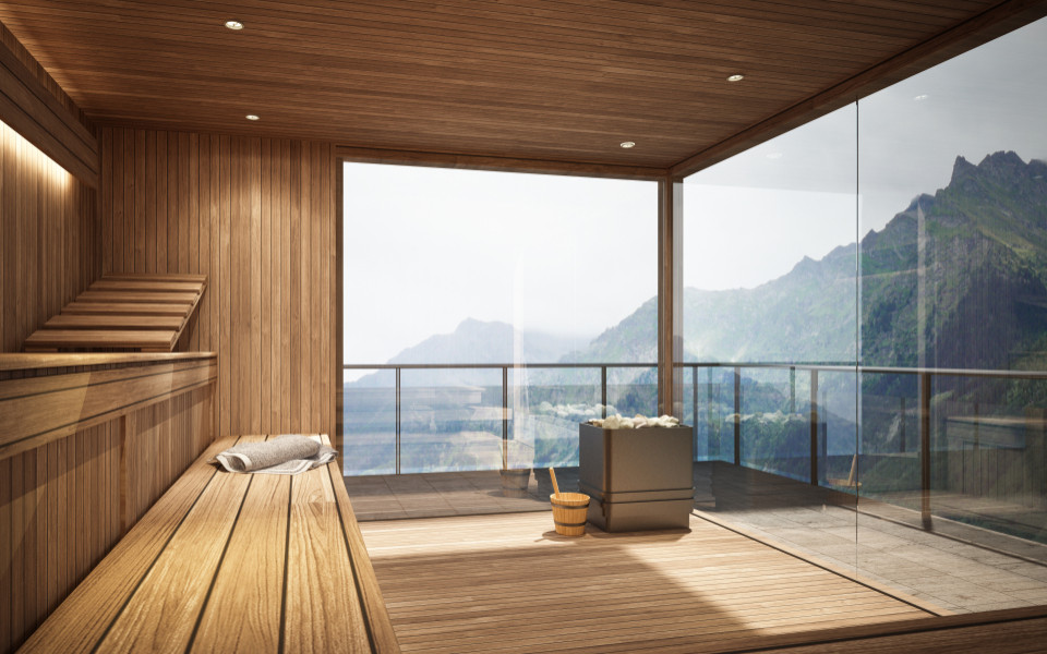 Sauna aus Holz mit großen Fenstern, die einen Blick auf die Berge des Berchtesgadener Landes ermöglichen, ausgestattet mit einem Holzofen und einem Eimer samt Holzlöffel.