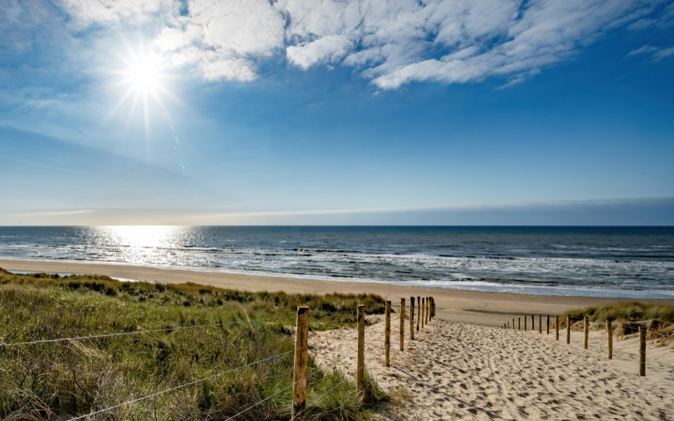Panorama Meereslandschaft mit blauem Himmel und Wolken in Noordwijk an der Nordsee in Holland