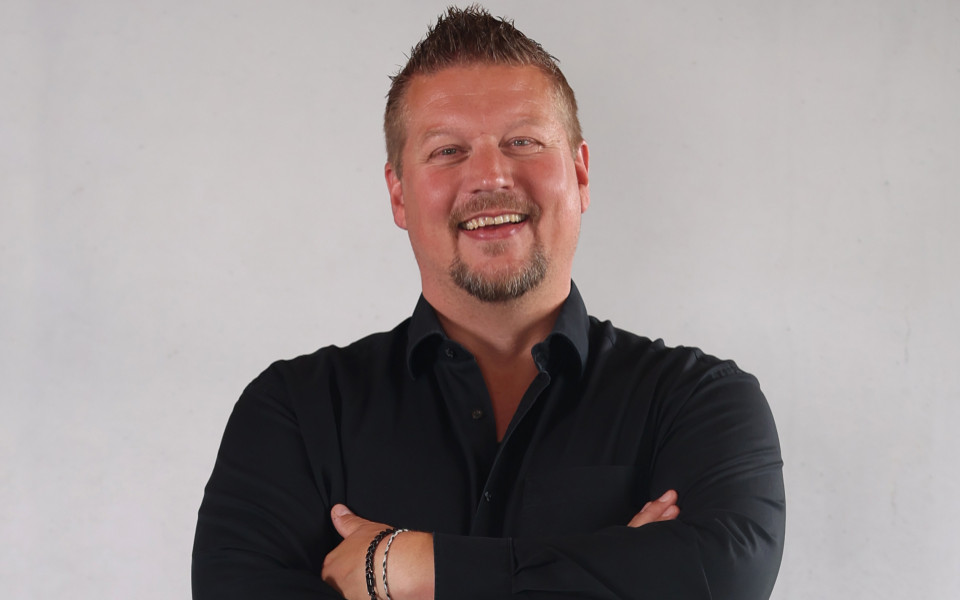 Portraitfoto des Chefredakteurs & Reiseexperten Rainer Gnyp bei meinReisebüro24.com