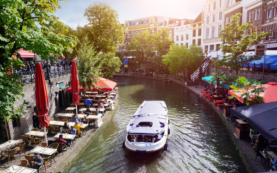 Kanal Oudegracht mit Boots- und Stra&szlig;encaf&eacute;s in der Innenstadt von Utrecht