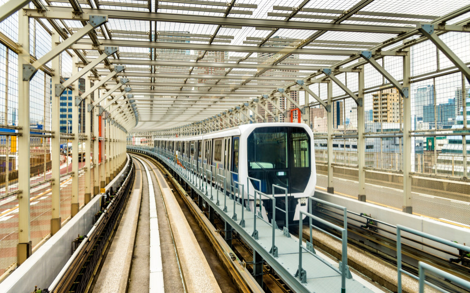 Zug der Yurikamome-Linie &uuml;ber die Regenbogenbr&uuml;cke in Tokio