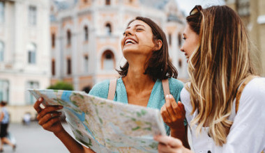Zwei Frauen in einer Stadt mit Stadtplan